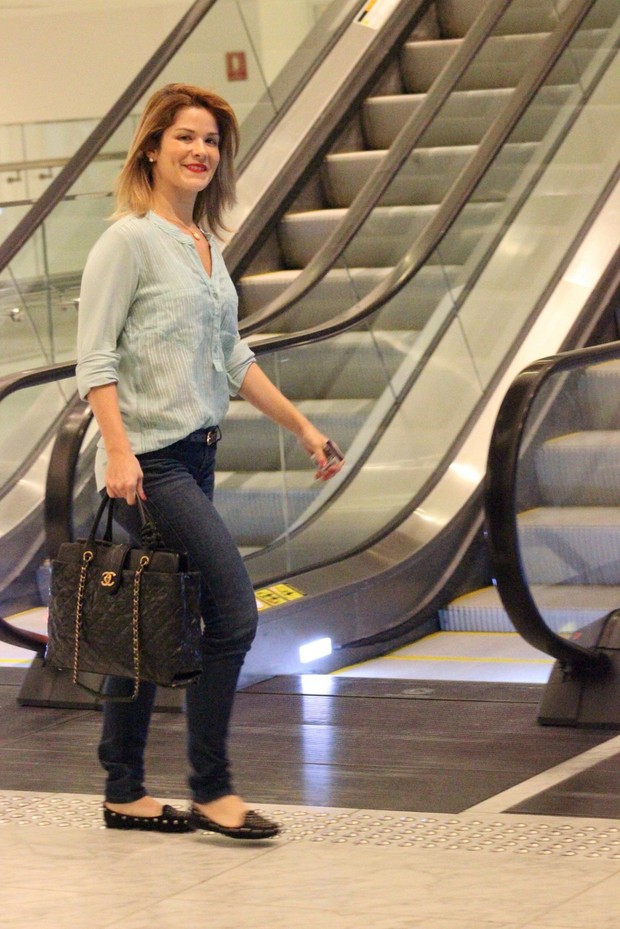 Samara Felippo passeia em shopping no RJ  (Foto: Delson Silva/AgNews)