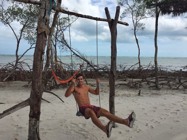 Paulo Dalagnoli se diverte em balanço no mangue seco (Foto: Ego )