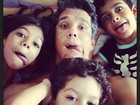 Márcio Garcia faz farra na cama com os filhos