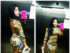 Priscila Pires faz selfie no elevador e mostra silhueta fininha