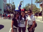 Com mãe e madrinha, Anitta se diverte na Disney: 'É dia de parque'