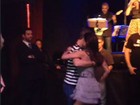 Anitta cai na noite e mostra gingando em dança com Carlinhos de Jesus