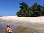Ex de Neymar posta foto do filho Davi Lucca brincando em praia