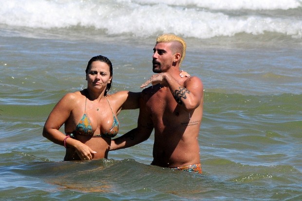 Viviane Araújo e namorado na praia em Búzios, RJ (Foto: Marcelo Dutra / FotoRioNews)