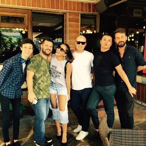 Anitta almoca com amigos (Foto: Instagram / Reprodução)
