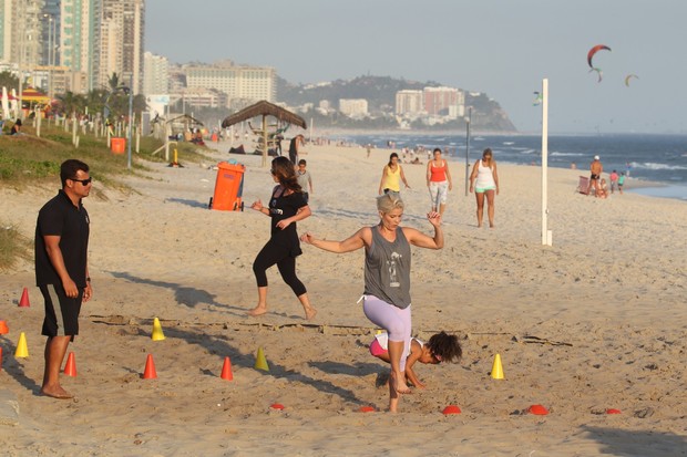 Samara Felippo treina na praia da Barra da Tijuca, RJ (Foto: Dilson Silva / AgNews)