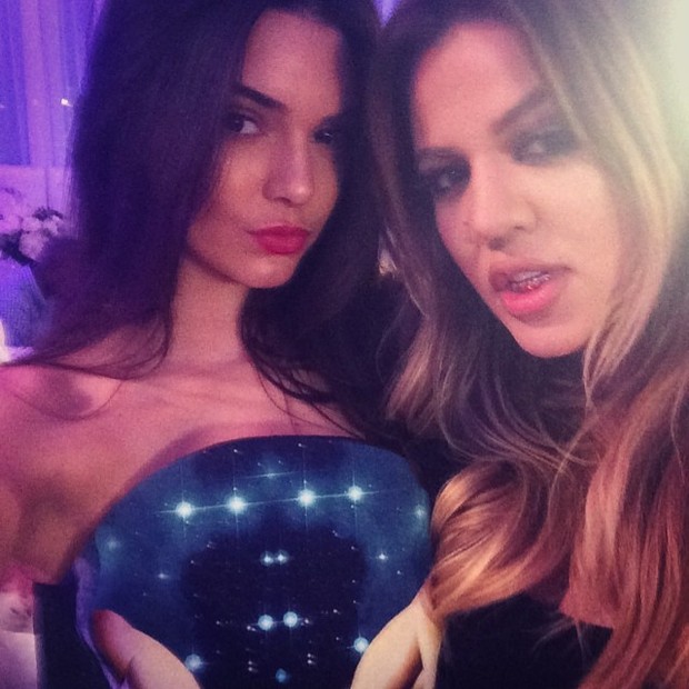 Kendall Jenner e Khloe Kardashian em festa (Foto: Instagram/ Reprodução)