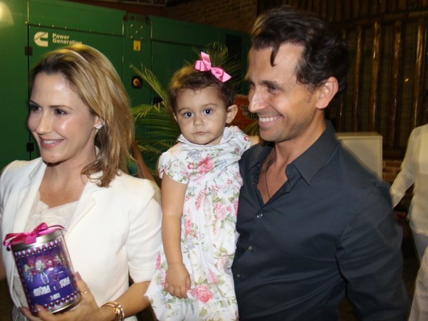 Guilhermina Guinle e o marido, Leonardo Antonelli, com a filha, Minna, em festa na Zona Oeste do Rio (Foto: Rogério Fidalgo/ Ag. News)