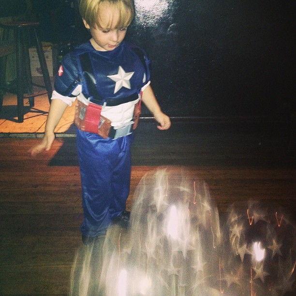 Guy, filho caçula da Dani Winits, se vestiu de Capitão América  (Foto: Reprodução/Instagram)