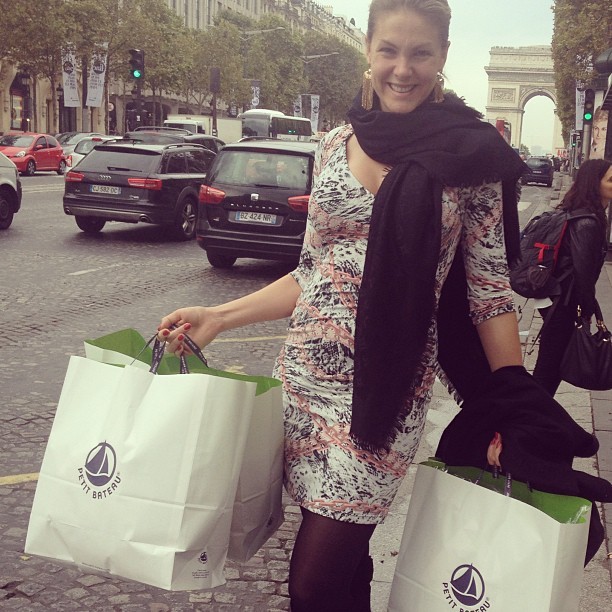 Ana Hickmann posa cheia de sacolas de compras (Foto: Instagram)