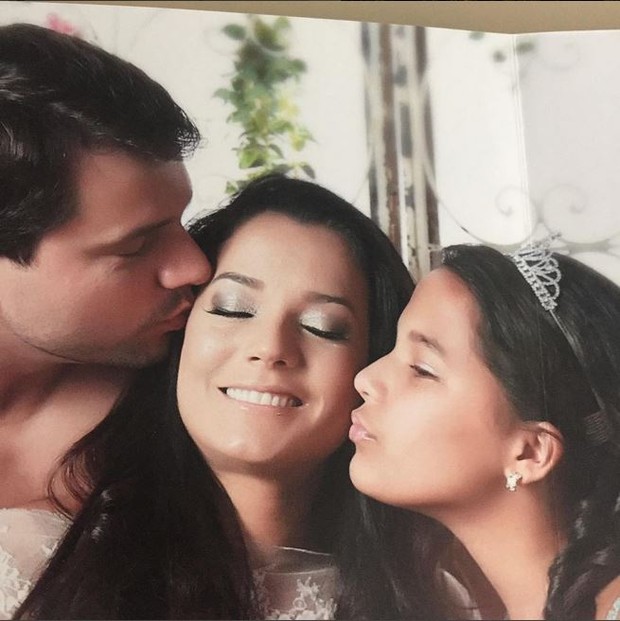 Mônica Carvalho com o marido, Alaor Paris, e a filha Yaclara (Foto: Reprodução do Instagram)