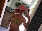 Aryane Steinkopf exibe barriga de grávida em selfie de biquíni