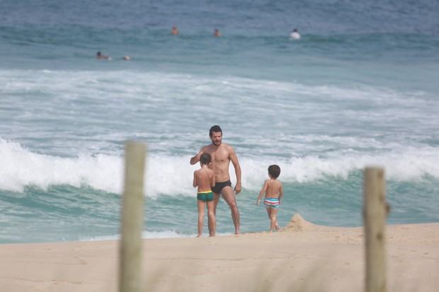 Daniel Oliveira e os filhos (Foto: Dilson Silva/Agnews)