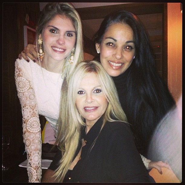 Bárbara Evans e Monique Evans com amiga em festa no Rio (Foto: Instagram/ Reprodução)