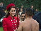 Kate Middleton cumprimenta homem de tanga na Nova Zelândia