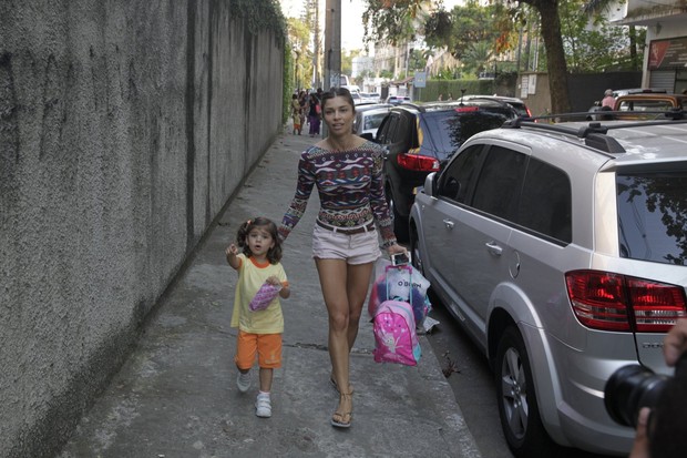 Grazi Massafera buscando filha na escola (Foto: Delson Silva / Agnews)