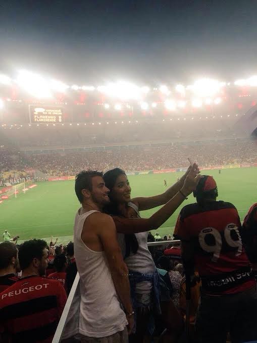 Talita e Rafael tiram selfie no Maracanã (Foto: Divulgação)