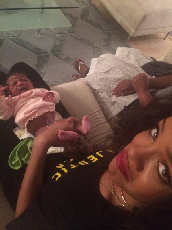 Rihanna cuida da sobrinha (Foto: Facebook/ Reprodução)