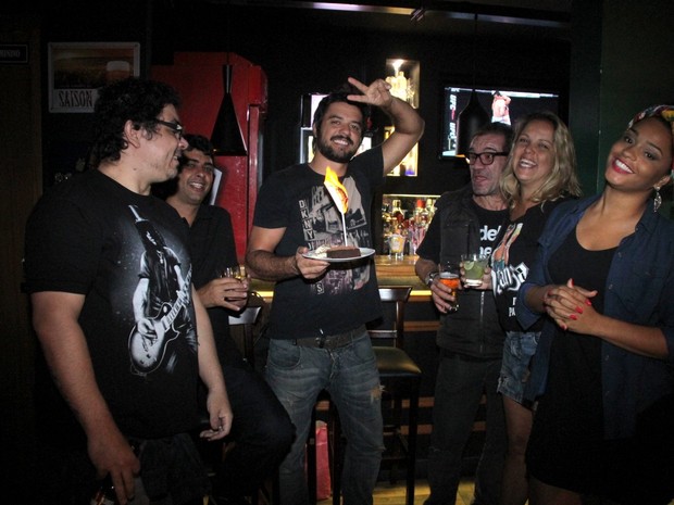 Guilherme Duarte e Juliana Alves com amigos em bar na Zona Oeste do Rio (Foto: Thyago Andrade/ Divulgação)