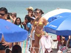 Aos 45 anos, Christine Fernandes mostra boa forma de dar inveja em dia de praia