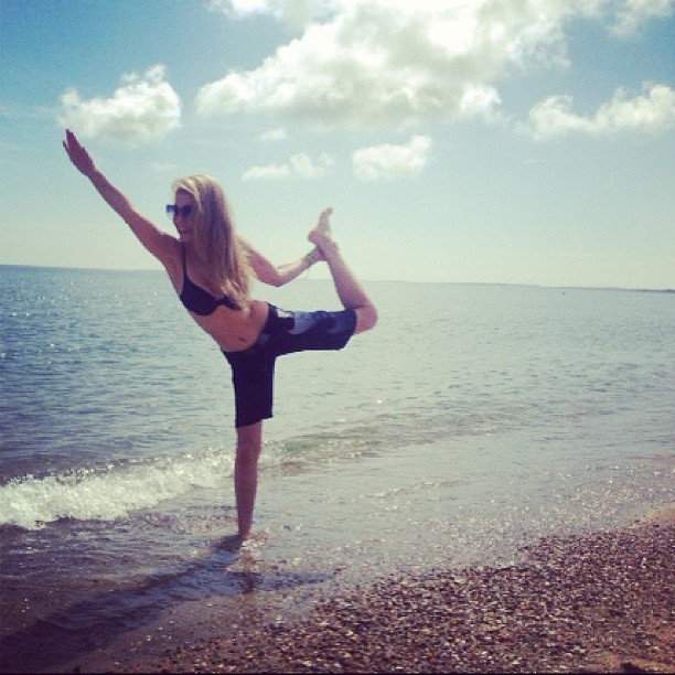 Thalia fazendo ioga (Foto: Instagram / Reprodução)