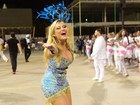 Ellen Rocche escolhe vestido curtinho para ensaio de carnaval