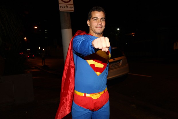 Thiago Martins vestido de Super-Homem para o aniversário de Thiaguinho (Foto: Manuela Scarpa/ Foto Rio News)