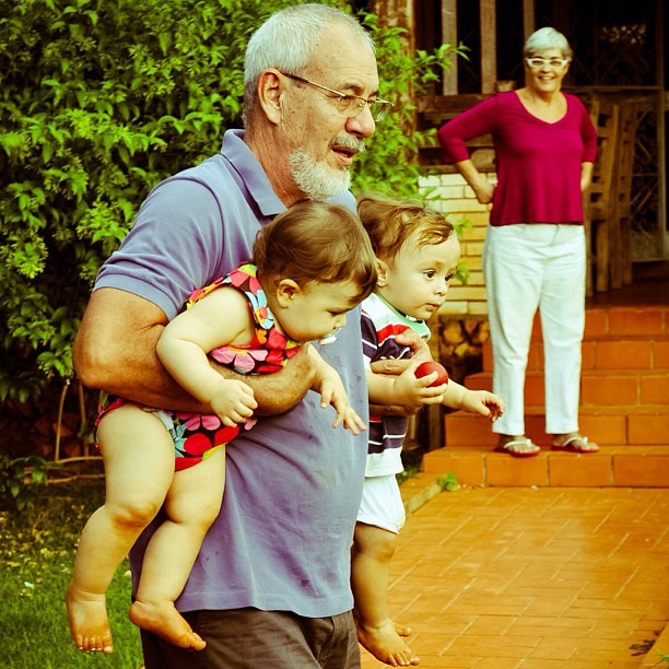 Os pais e os filhos de Juliano Cazarré (Foto: Reprodução/Instagram)