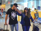 Preta Gil e Rodrigo Godoy caminham de mãos dadas em aeroporto no Rio