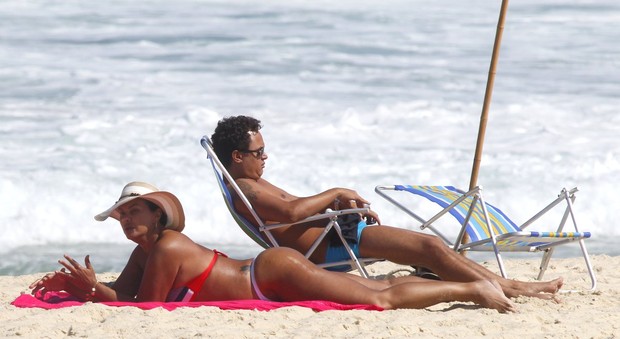 Solange Couto e o marido na praia (Foto: Dilson Silva/ Ag. News)