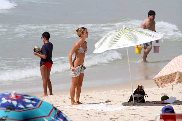 Fernanda de Freitas na praia (Foto: Wallace Barbosa / AgNews)
