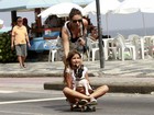 Maria Paula brinca com os filhos na orla do Rio
