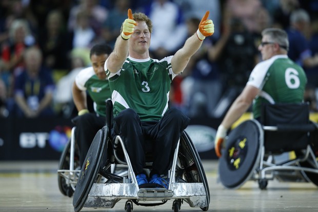 Príncipe Harry participa de jogo de rugby em cadeira de rodas nos Invictus Games (Foto: AFP)