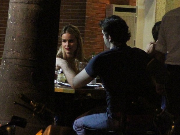 Yasmin Brunet e o namorado, Evandro Soldati, e amigos em restaurante na Zona Sul do Rio (Foto: Rodrigo dos Anjos/ Ag. News)