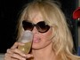 Pamela Anderson passa réveillon de preto, óculos escuros e despenteada