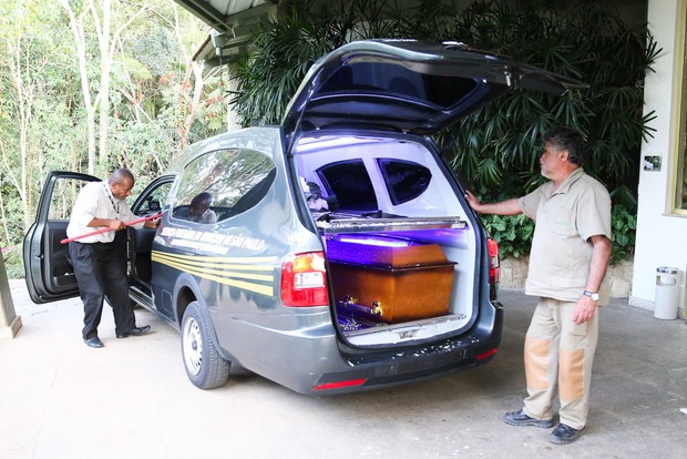 Caixão de Hector Babenco chega para cremação (Foto: Rafael Cusato e Manuela Scarpa/Brazil News)