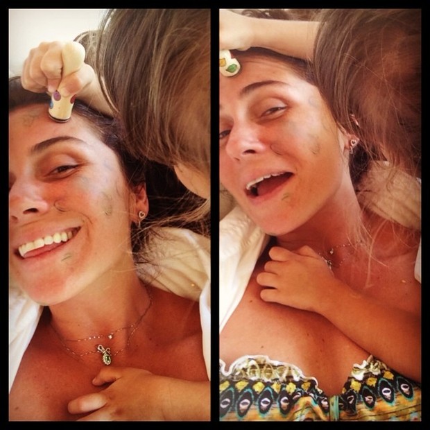 Giovanna Antonelli sendo maquiada pela filha (Foto: Instagram / Reprodução)