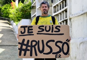 Fã Edson Rosa vélório de RUSSO (Foto: Roberto Teixeira / EGO)