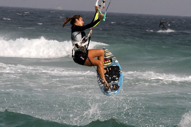 Cristiane Dias no Kite Surf na praia da Barra da Tijuca (Foto: Wallace Barbosa/AgNews)