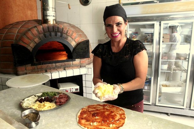 Solange Gomes fazendo pizza (Foto:  Isac Luz/EGO)