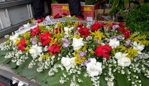 Coroa de flores chega a velório de Domingos Montagner (Foto: Francisco Cepeda/Agnews)