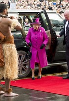 Rainha Elizabeth II usa look rosa pink e dá show de simpatia em Londres