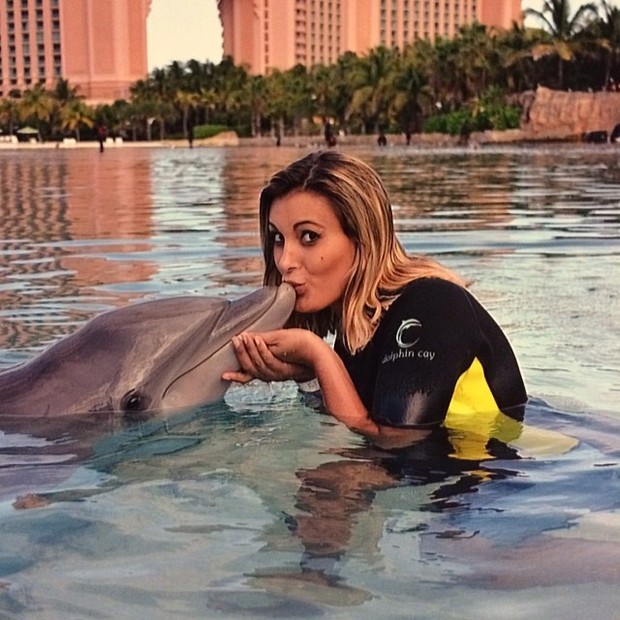 Andressa Urach com golfinho (Foto: Instagram / Reprodução)