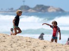Fernanda Lima e Rodrigo Hilbert têm domingo de praia com os filhos gêmeos