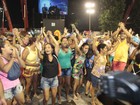 Alas da Em Cima da Hora desfilam sem fantasia e protestam na Sapucaí