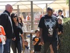 Kim Kardashian e Kanye West levam filha para escolher abóbora
