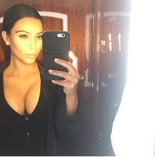 Kim Kardashian faz selfie em espelho de banheiro de avião (Foto: Reprodução/Instagram)