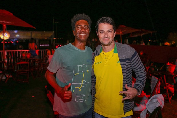 Hélio de La Peña e Marcelo Serrado participam de festa pós jogo em Brasília (Foto: Divulgação / Paulo Cavera)