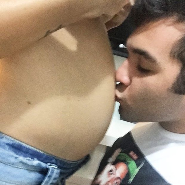 Antônia Fontenelle, grávida, recebe o carinho de Jonathan Costa (Foto: Instagram/ Reprodução)