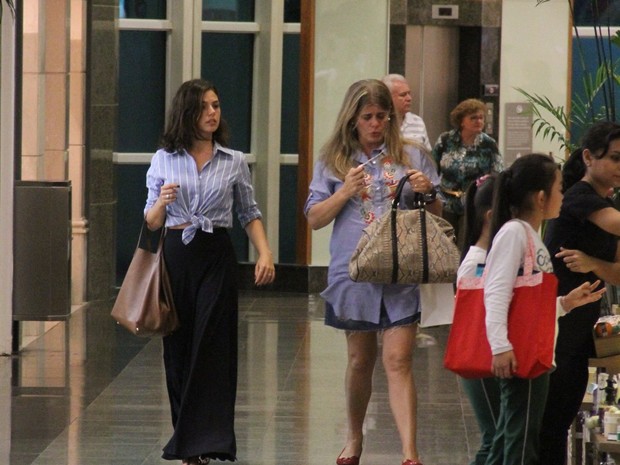 Isis Valverde em shopping do Rio (Foto: Marcus Pavão / AgNews)